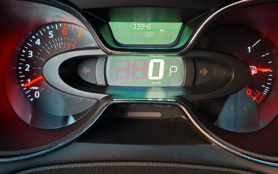 RENAULT CAPTUR 1.6 16V SCE FLEX LIFE X-TRONIC RENAULT CAPTUR 1.6 16V SCE FLEX LIFE X-TRONIC